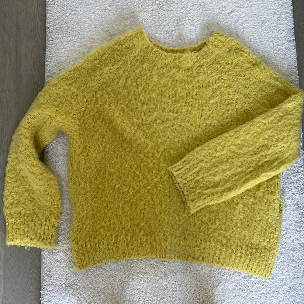New without tag sweater, faint yellow, really soft. Size M.